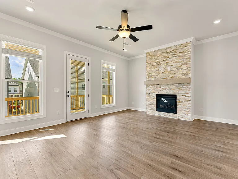 114 Stonehouse Dr — Photo 33