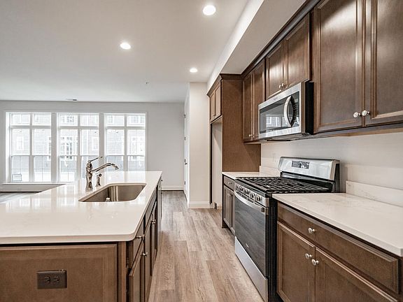 5th image of 329 Parade St