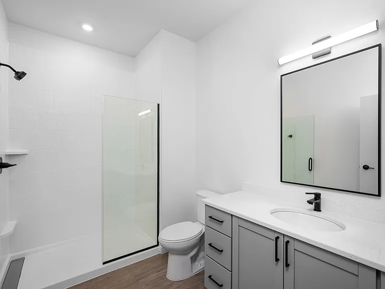 3. Franklin 1.8 - Bathroom 3. Franklin 1.8 - Bathroom