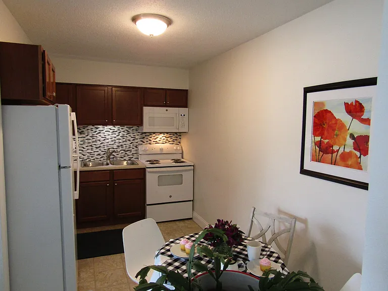 Woodcrest Apartments — Photo 6