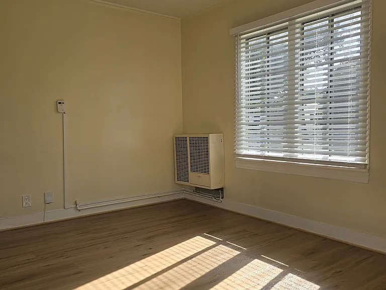 2812 3/4 Hillcrest Dr — Photo 1