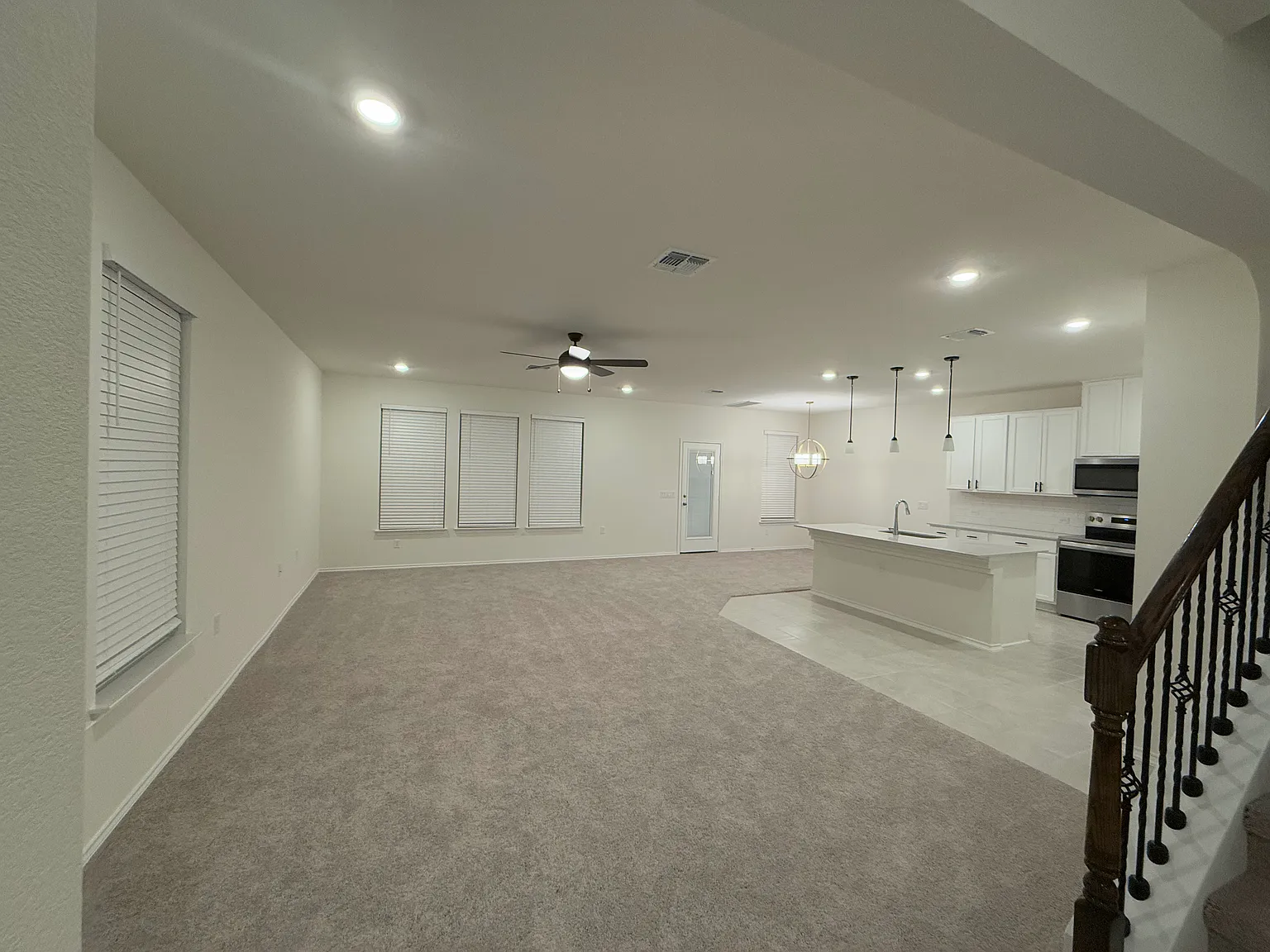 4 bed, 2.5 bath, 2587 sqft, $2,450 — Photo 2
