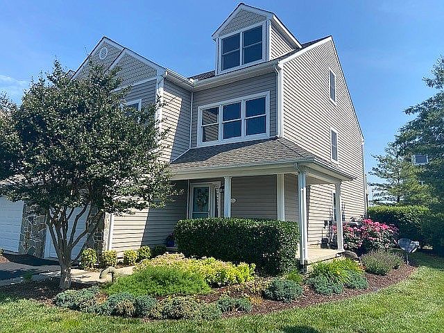 Lovely end unit w/garage