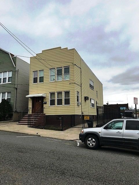 2nd image of 163 Beach St