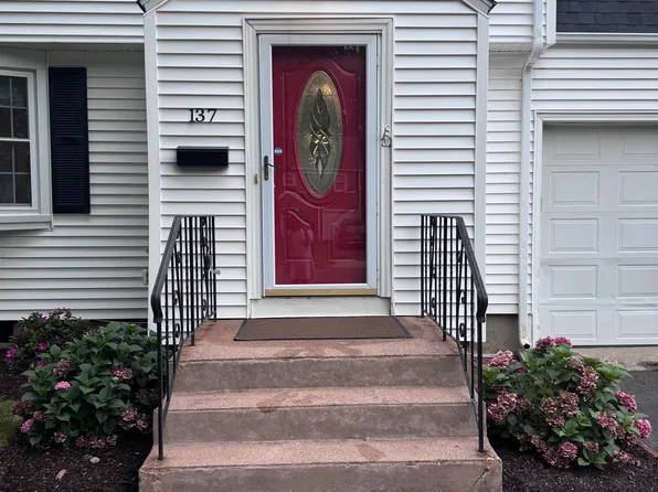 137 Penn Dr, West Hartford, CT 06119