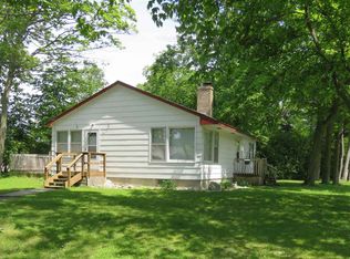 101 Oak St, Charlevoix, MI 49720