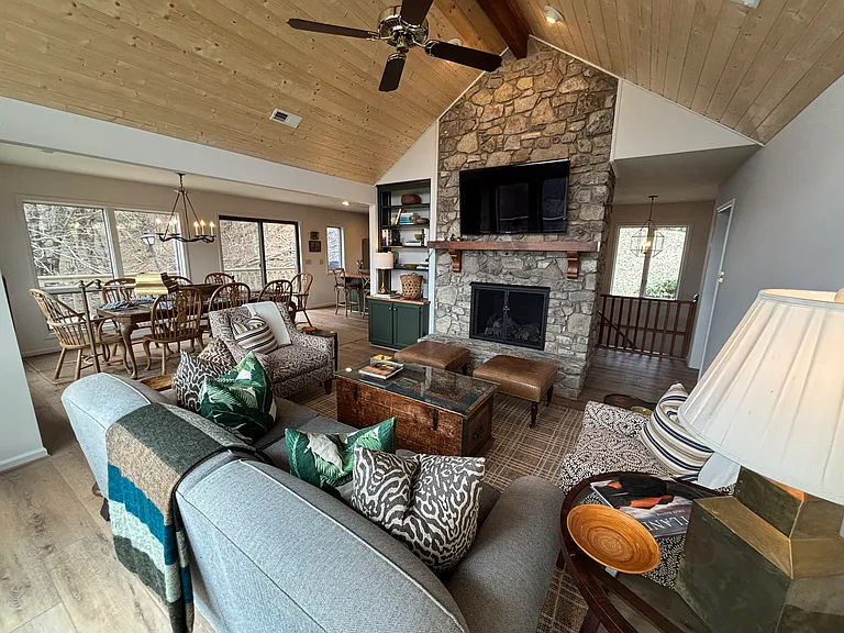 237 Laurel Hill Ln — Photo 3