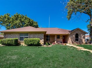 7305 Londonderry Dr, North Richland Hills, TX 76182