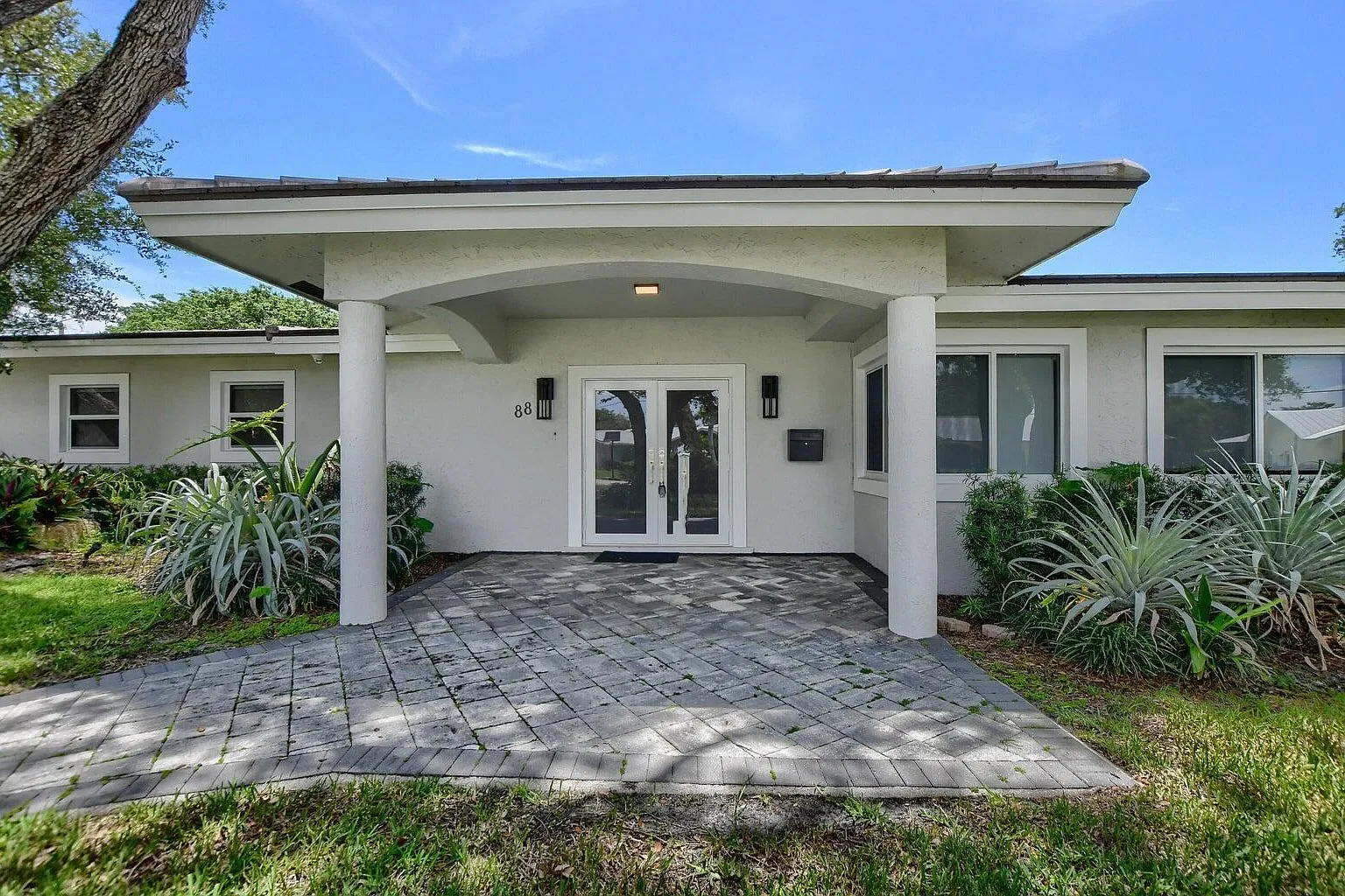 4 bed, 2.5 bath, 2044 sqft, $8,000 — Photo 3