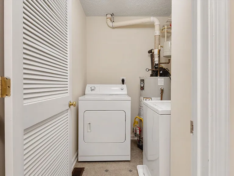 8221 Barrington Ct — Photo 16