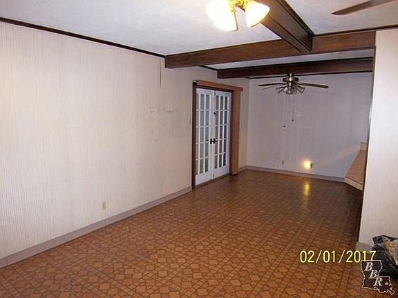 3rd image of 408 Holiday Dr