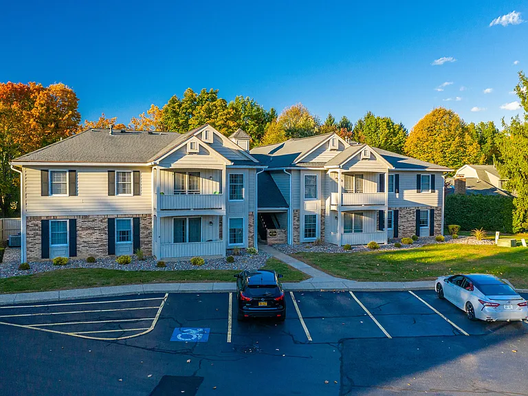 Wood Creek Apartments — Photo 11