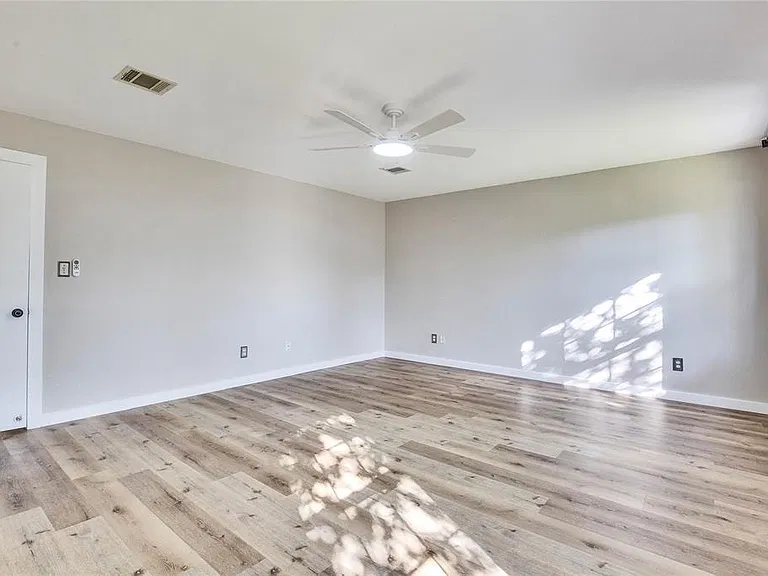 1201 Del Roy Dr — Photo 12