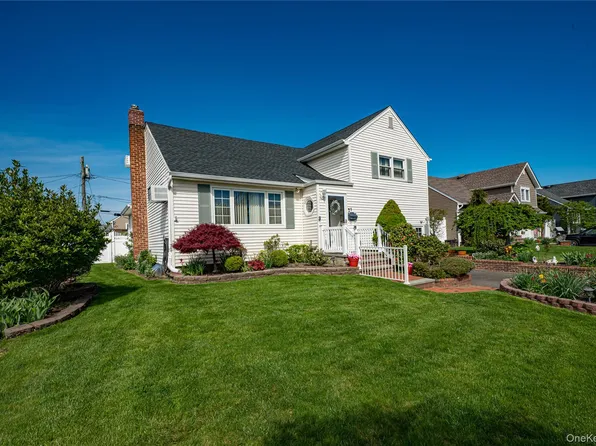 1 Marlboro Avenue, Massapequa, NY 11758
