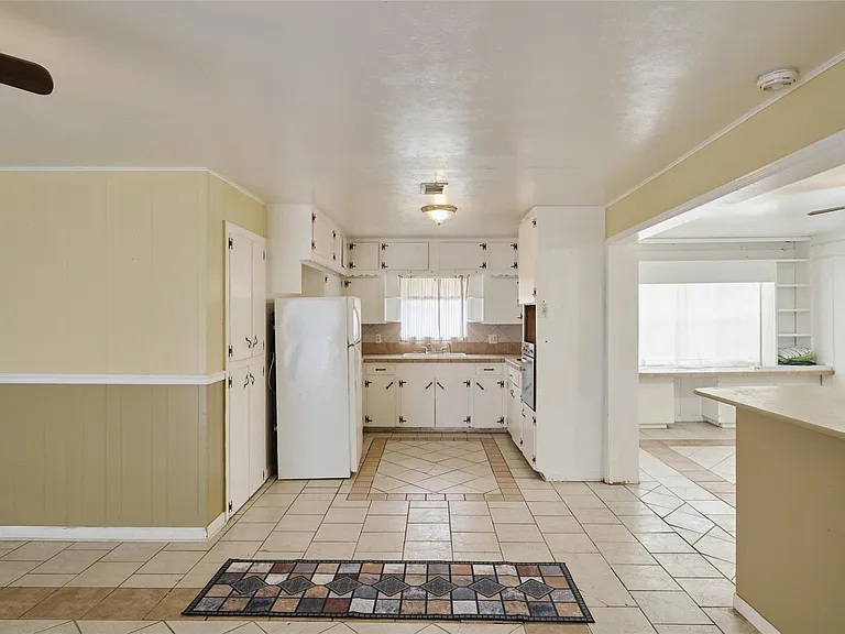 203 Paul Knox St — Photo 14
