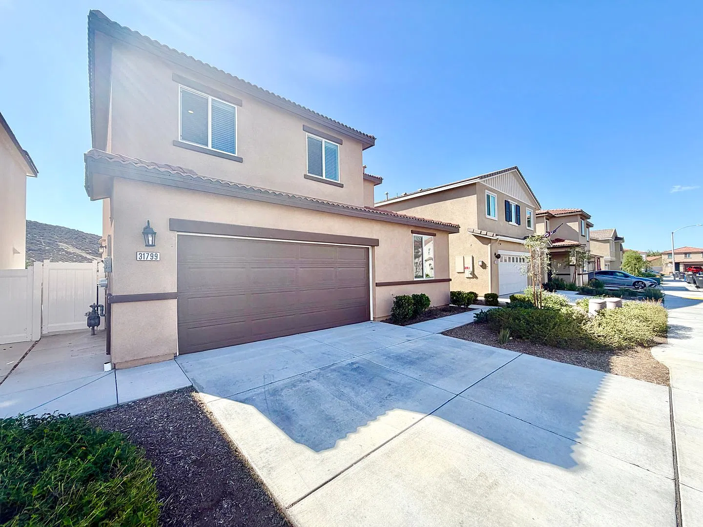 Modern 4 Bedroom 3 Bathroom Home with Solar! — Photo 2