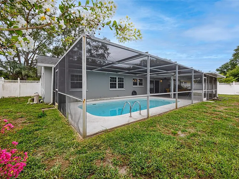 2260 Harn Blvd — Photo 32