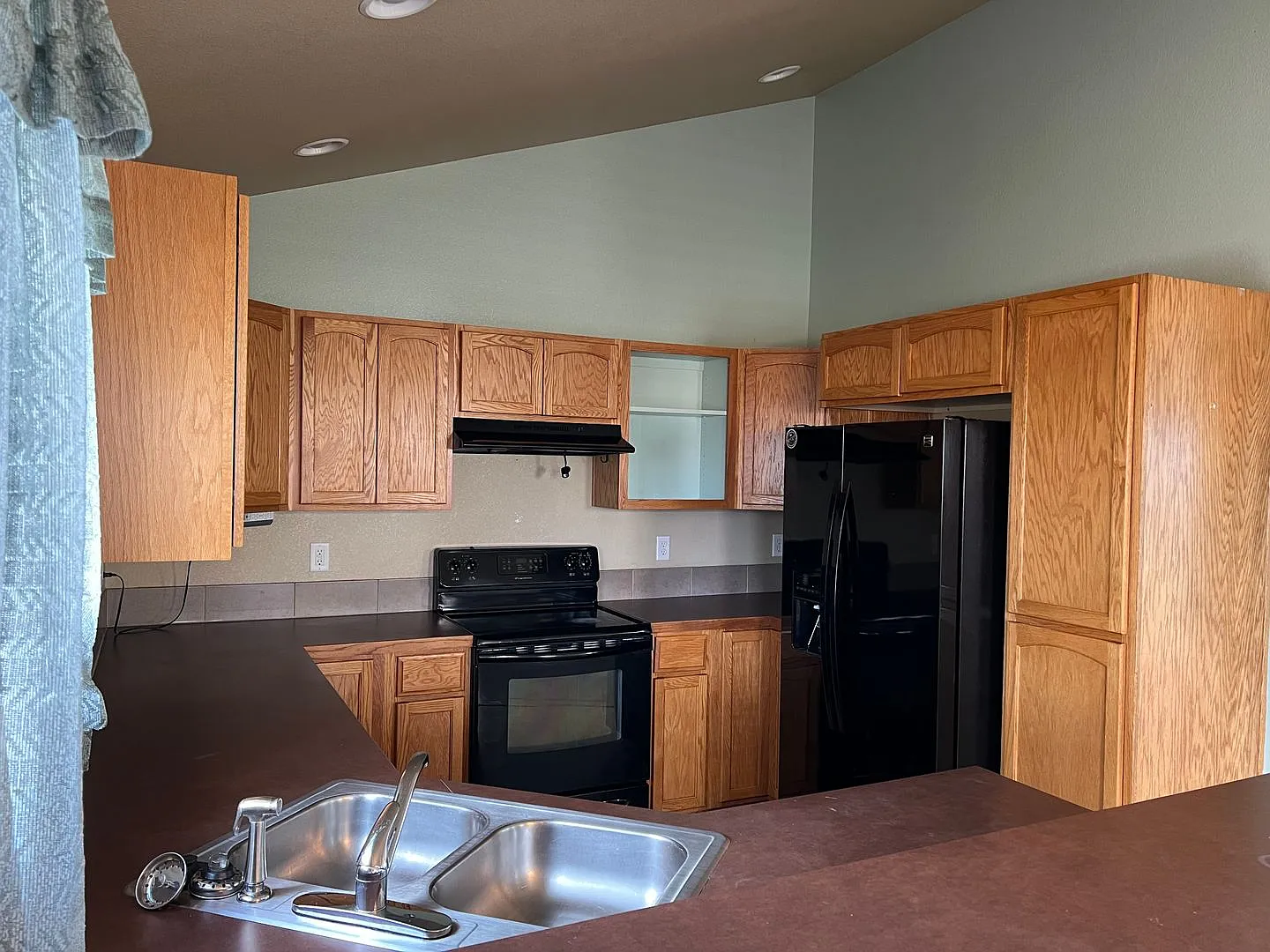 3 Bedroom 2 Bath Single Family Home — Photo 2