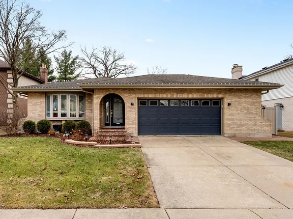 147 Washington Ct, Westmont, IL 60559