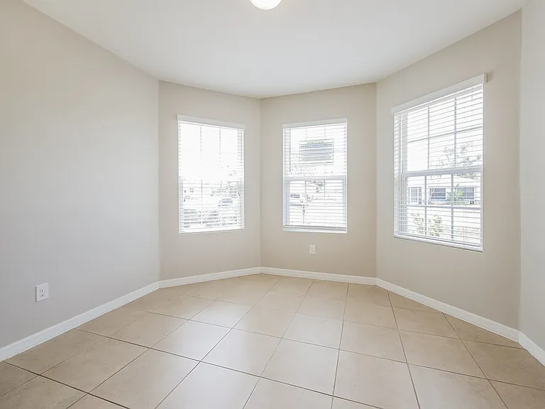 627 SW 27th Ter — Photo 7