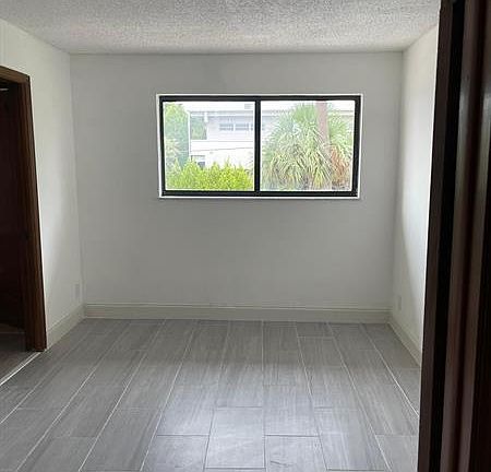 5th image of 220 SE 10th Ave #220