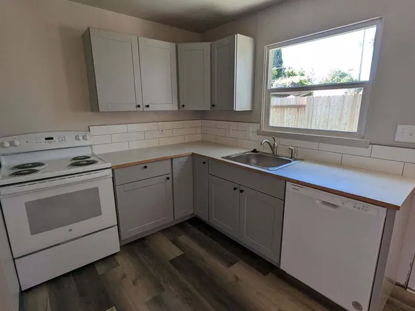 52 Sandra Ln, Eugene, OR 97404