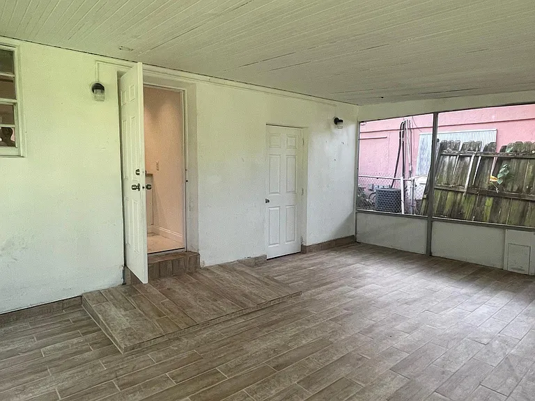 1005 SW 7th Ter — Photo 17