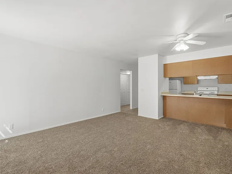 Woods Crossing Apartments — Photo 15