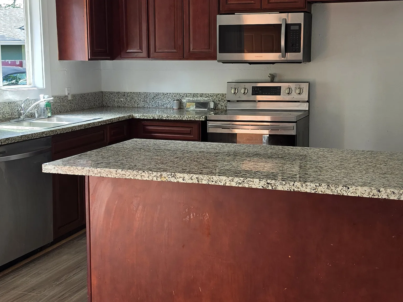 3 bed, 1040 sqft, $2,100 — Photo 3