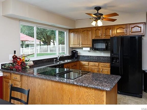 Light bright kitchen with granite counters, newer applainces, huge pantry and desk area, grouted vin