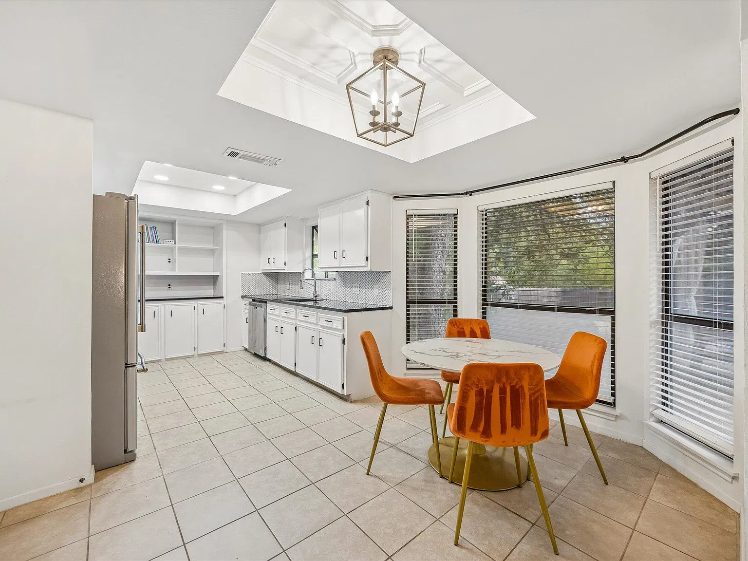 3 bed, 2.0 bath, 1396 sqft, $2,700 — Photo 2