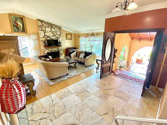 2nd level, main living room