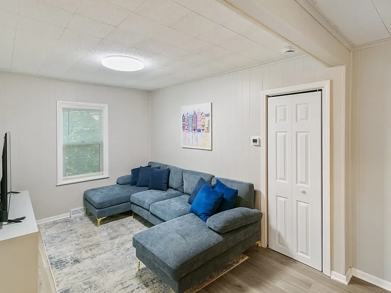 618 S Stewart Ave — Photo 3