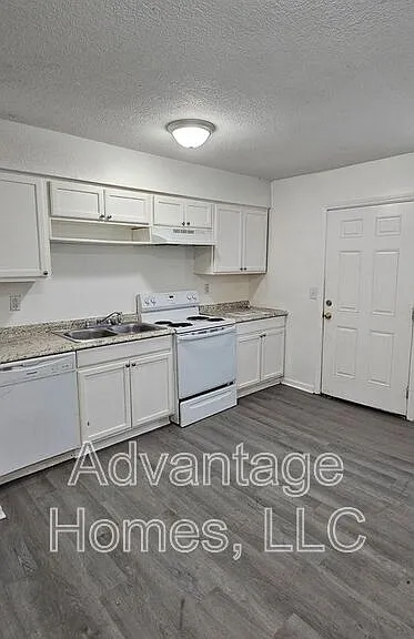 702 N 70th St — Photo 15