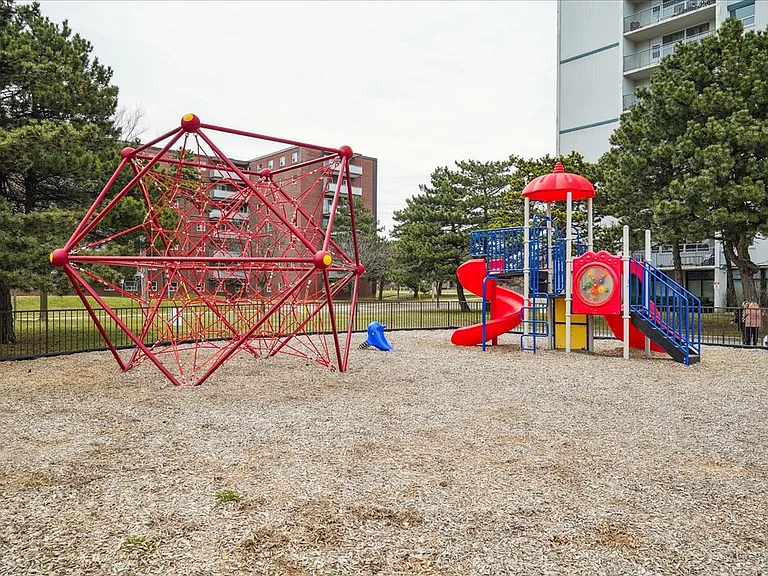 370 McCowan Rd — Photo 6