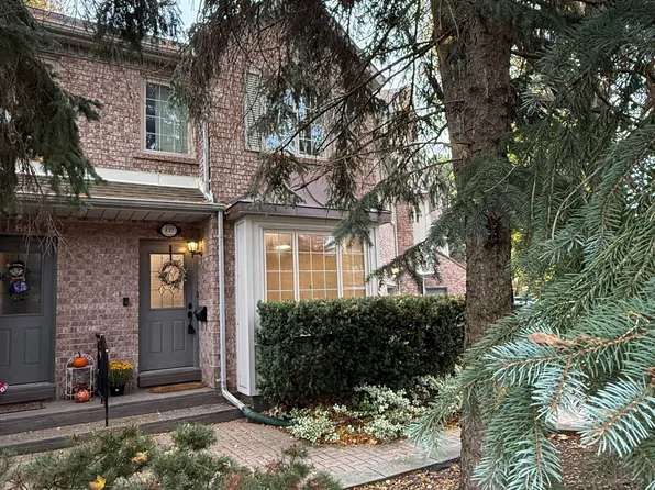 137 Hall St #5, Richmond Hill, ON L4C 4N9