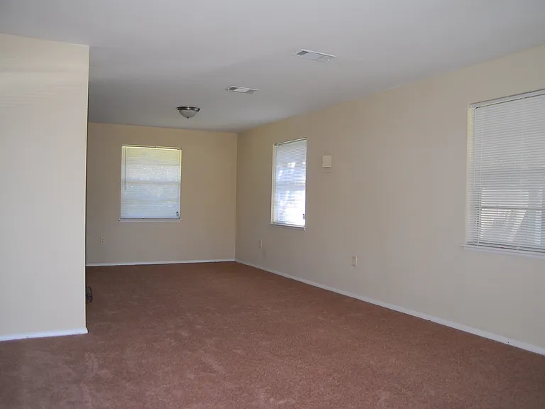 2615 Demaret Dr — Photo 2
