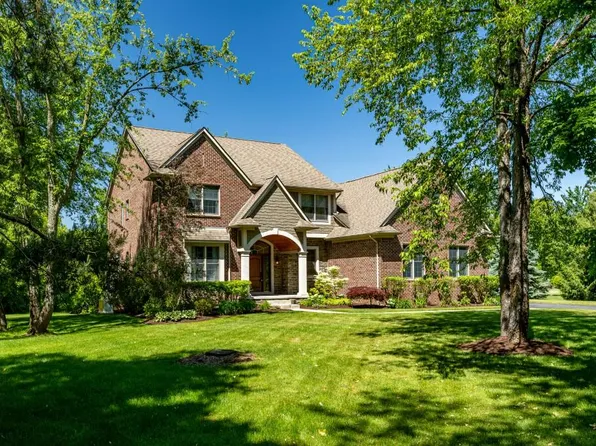 8061 Pine Ridge Ct, Northville, MI 48168