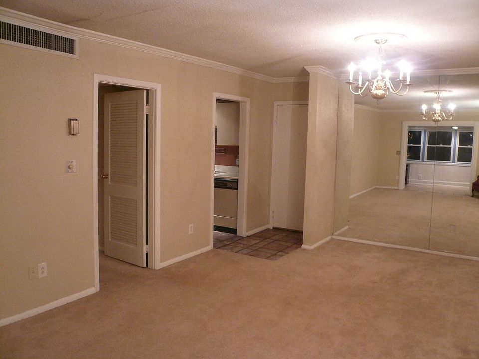 Spacious living area, new carpets