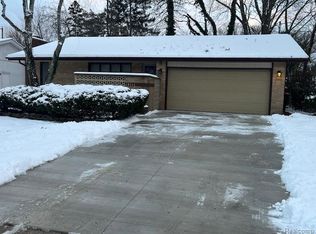 20385 Harbor Ln, Southfield, MI 48076