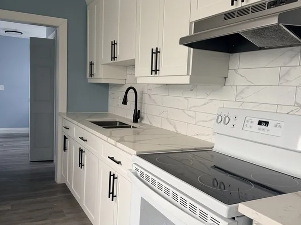 3669 Queen St, Windsor, ON N9C 1P1