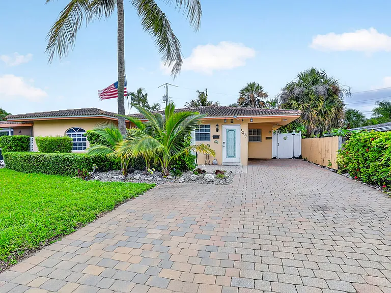 3207 Marine Dr #D — Photo 1