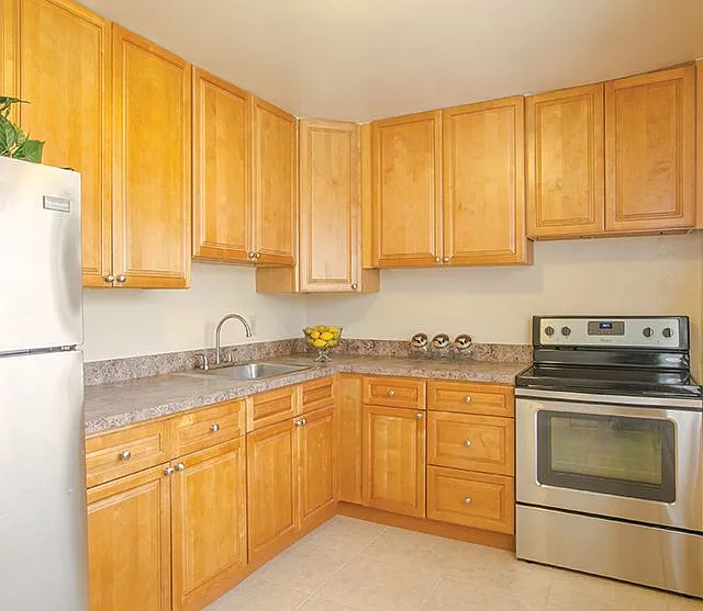 Country Club Apartments — Photo 5