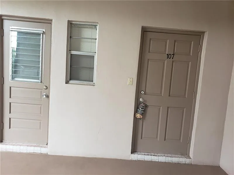 2 bed, 2.0 bath, 949 sqft, $1,900 — Photo 2