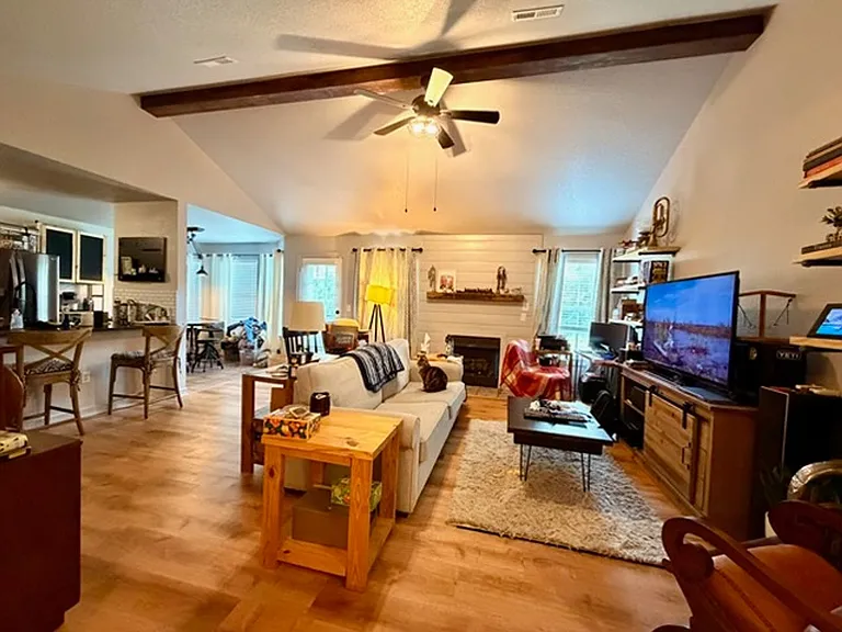 833 S Eastview Dr — Photo 2