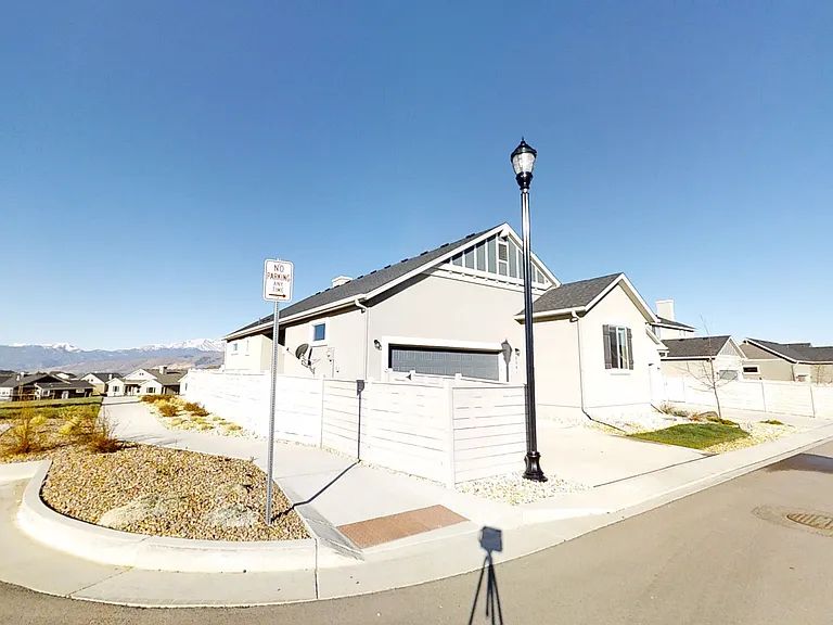 2041 Medici Ln — Photo 29