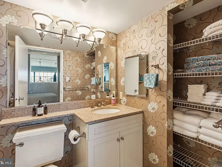 2429 Locust St #302 — Photo 31
