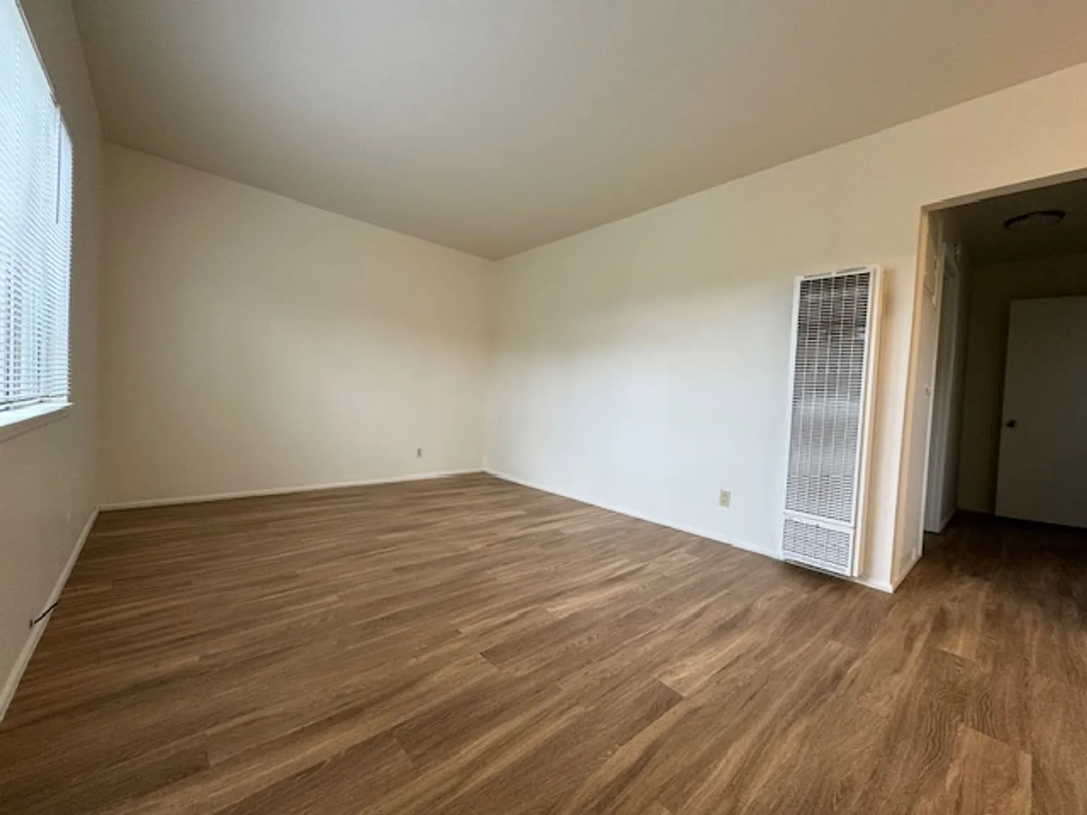 R-1615E — Photo 2