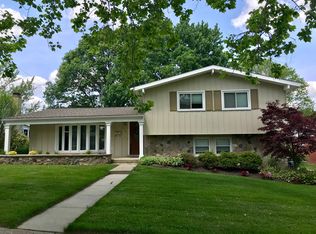 214 Debra Ln, Northville, MI 48167