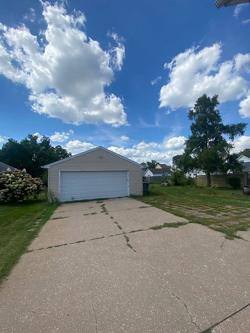 1717 Iowa St — Photo 2